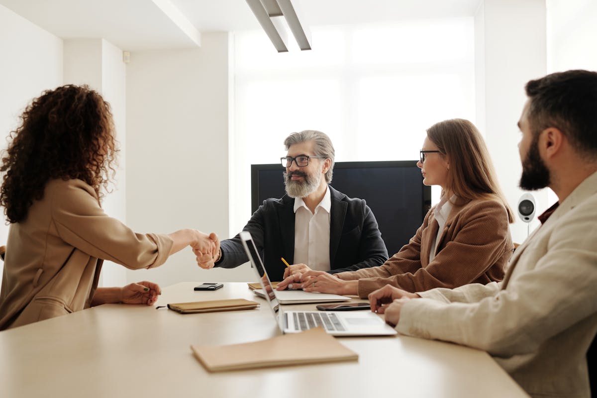 Recruiter belt met een kandidaat